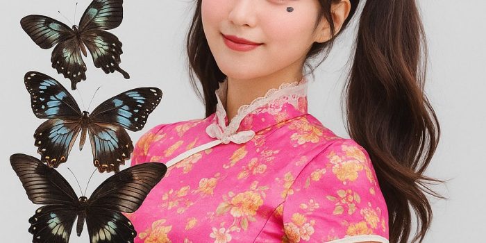 ChatGPT提示词_一位女子穿着粉色旗袍，配有花饰和白色蕾丝领子，手托几只大型蝴蝶_chatgpt会员有什么用缩略图