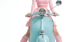 ChatGPT提示词_一位年轻的日本女性骑着粉色1960年代的Vespa摩托车_chatgpt网页版本缩略图