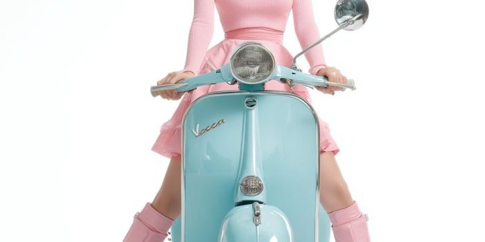 ChatGPT提示词_一位年轻的日本女性骑着粉色1960年代的Vespa摩托车_chatgpt网页版本缩略图