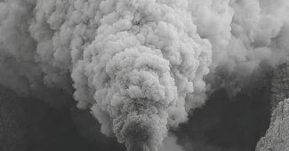 ChatGPT提示词_电影《原罪》中的一幕展示了蒸汽机车进入黑暗洞穴_chatgpt帐号缩略图