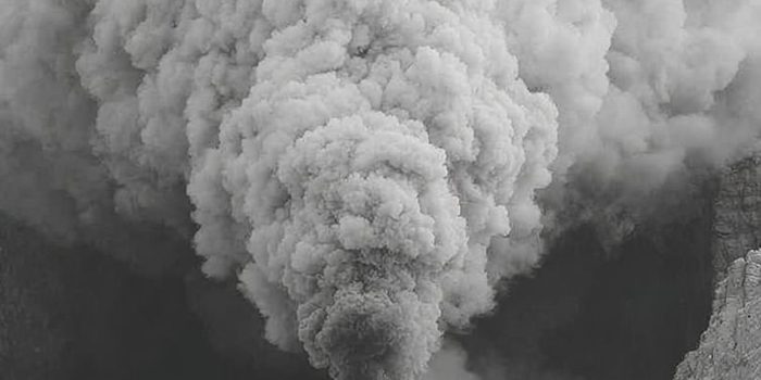 ChatGPT提示词_电影《原罪》中的一幕展示了蒸汽机车进入黑暗洞穴_chatgpt帐号缩略图