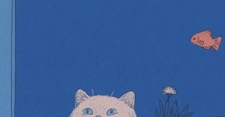 ChatGPT提示词_蓝色夜晚，桌上有一只猫和装有金鱼的玻璃花瓶_gpt会员多少钱一个月缩略图