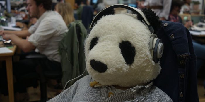 ChatGPT提示词_一只穿着衬衫的熊猫在办公室椅子上看起来很疲惫_chat gpt会员是智商税嘛缩略图