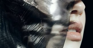 ChatGPT提示词_一位女性穿着动物纹的彩色摄影作品_chatgpt4.0在线网页缩略图