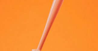 AI提示词_一只女性的手握着棒球棒_gpt会员多少钱缩略图