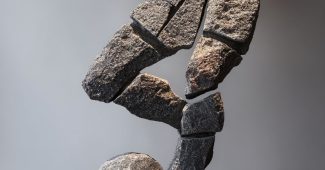 AI提示词_一件三维石艺作品展示了现代足球运动员的经典动作_chat gpt会员缩略图