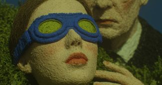 ChatGPT提示词_一位年轻短发女性在老者的安慰下躺着，草地上刻着’逃离记忆’_chatgpt5.0缩略图