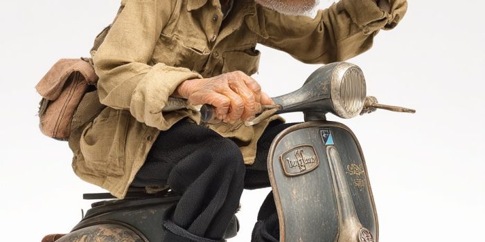 ChatGPT提示词_一位印度老叔叔骑着复古滑板车，手持望远镜专注前行_国内如何买gpt会员缩略图