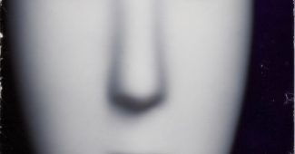 ChatGPT提示词_一个黑色背景上的面具，蓝色眼睛和耳环，吸烟的猫眼_如何购买gpt会员便宜缩略图