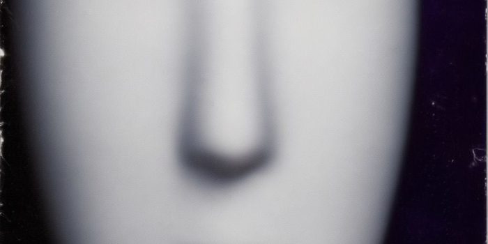 ChatGPT提示词_一个黑色背景上的面具，蓝色眼睛和耳环，吸烟的猫眼_如何购买gpt会员便宜缩略图