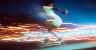 ChatGPT提示词_滑板运动员在移动中_国内如何买gpt会员卡便宜一点缩略图