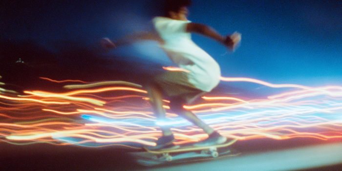 ChatGPT提示词_滑板运动员在移动中_国内如何买gpt会员卡便宜一点缩略图