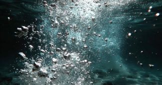 ChatGPT提示词_水下冒出的泡沫气泡_chatgpt会员充值缩略图