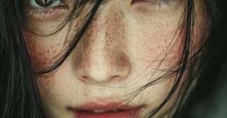 ChatGPT提示词_一位迷人的日本女性正用她那强大的眼神直视我_chatgpt50官网中文版缩略图