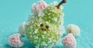 AI提示词_一个整颗梨子放在完美形状的冰块里_chatgpt5.2版本多少钱缩略图