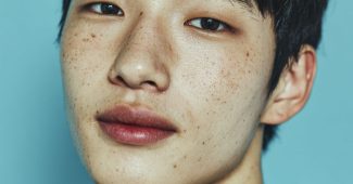 AI提示词_一位20岁韩日混血男模的胸部特写肖像，穿着天蓝色衬衫，脸庞清秀，微笑自然_chatgpt5多少钱缩略图