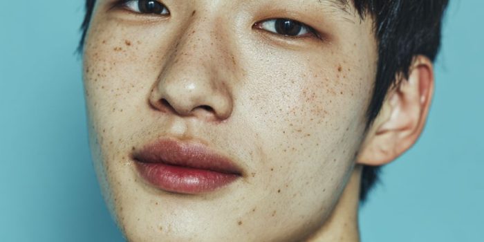 ChatGPT提示词_一位20岁韩日混血男模的胸部特写肖像，穿着天蓝色衬衫，脸庞清秀，微笑自然_chatgpt5多少钱缩略图