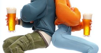 AI提示词_一对男女坐在地上背靠背，手中举着啤酒杯，面带快乐表情_chatgpt中文版缩略图