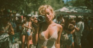 ChatGPT提示词_专业摄影师拍摄的真实生活中的快乐人物的自然照片_chatgpt会员多少钱一次缩略图