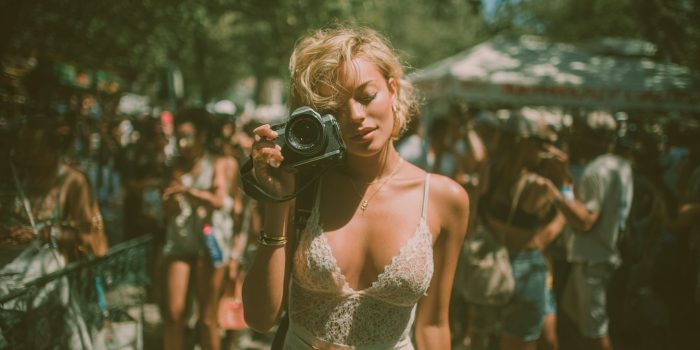 ChatGPT提示词_专业摄影师拍摄的真实生活中的快乐人物的自然照片_chatgpt会员多少钱一次缩略图