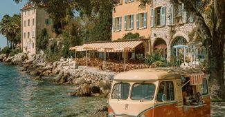 ChatGPT提示词_一辆米色和橙色干净条纹的冰淇淋车，位于法国里维埃拉海岸的高尔夫球场旁_chatgpt.com官网缩略图