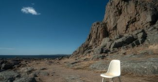 ChatGPT提示词_一把白色塑料椅子与两块大石头的产品摄影_如何购买gpt会员便宜点缩略图