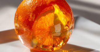 AI提示词_橙子呈现出超写实的透明水晶结构，光滑明亮，带有宝石效果_国内如何开通gpt会员卡流程缩略图