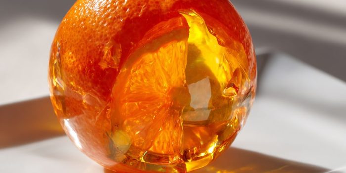 ChatGPT提示词_橙子呈现出超写实的透明水晶结构，光滑明亮，带有宝石效果_国内如何开通gpt会员卡流程缩略图