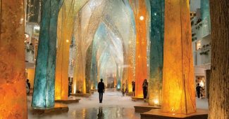 ChatGPT提示词_一个超现实的森林，玻璃树木发出柔和的光_chatgpt4.0中文版缩略图