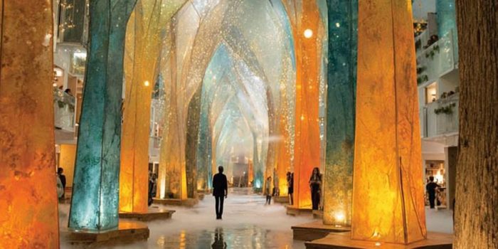 ChatGPT提示词_一个超现实的森林，玻璃树木发出柔和的光_chatgpt4.0中文版缩略图