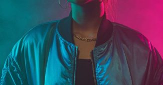 AI提示词_这是一位穿着缎面轰炸机夹克的女性DJ的工作室肖像_chatgpt4.0官网缩略图