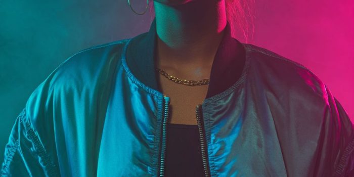 ChatGPT提示词_这是一位穿着缎面轰炸机夹克的女性DJ的工作室肖像_chatgpt4.0官网缩略图