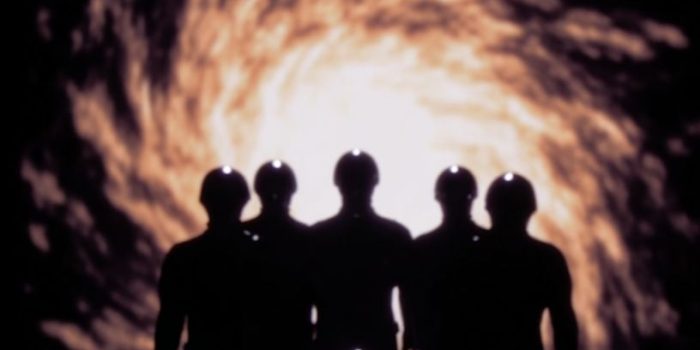 ChatGPT提示词_一名运动男性被绑在外星飞船实验室的医院床上，正被神秘的外星人研究_chatgpt5.0手机端缩略图