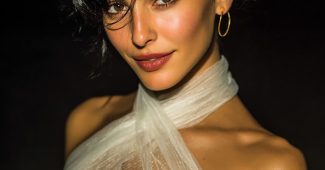 ChatGPT提示词_一位23岁的意大利美女穿着一件优雅的白色Valentino礼服_国内如何开通gpt会员缩略图