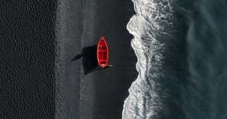 AI提示词_冰岛黑沙滩上有一只红船和白色海浪_chatgpt会员费用缩略图