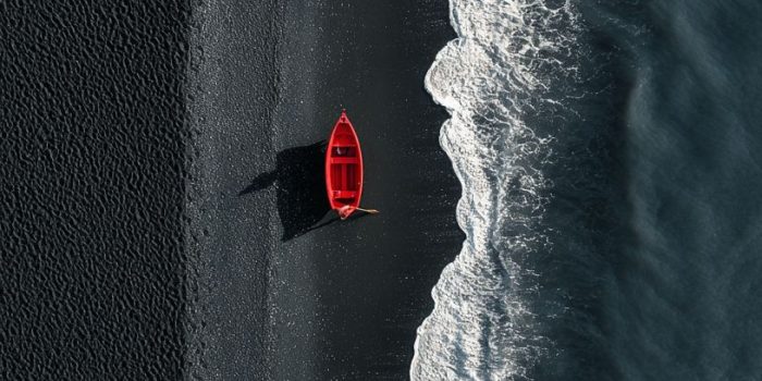 ChatGPT提示词_冰岛黑沙滩上有一只红船和白色海浪_chatgpt会员费用缩略图