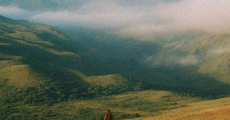 AI提示词_一名男子在绿野间攀爬并远处弹奏钢琴_人工智能chatgpt5缩略图