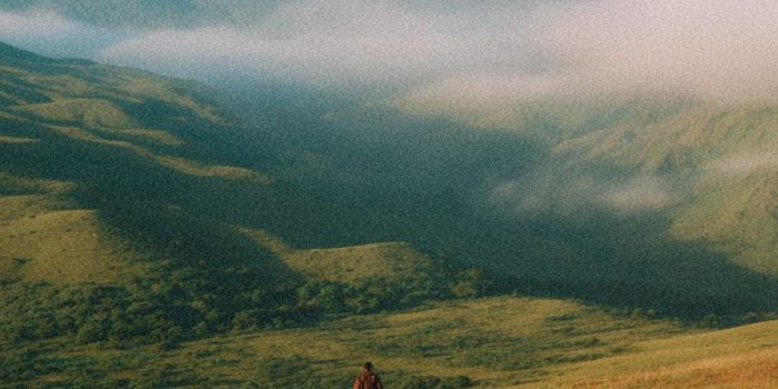 ChatGPT提示词_一名男子在绿野间攀爬并远处弹奏钢琴_人工智能chatgpt5缩略图