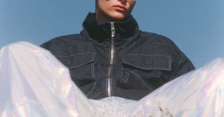 ChatGPT提示词_他穿着海军蓝工作夹克和反光的白色宽松裤子_chat gpt会员共享缩略图