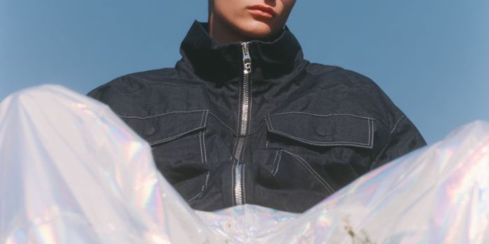 ChatGPT提示词_他穿着海军蓝工作夹克和反光的白色宽松裤子_chat gpt会员共享缩略图