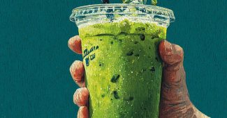 ChatGPT提示词_一只手拿着装 iced matcha 的透明塑料杯，杯内饮料颜色鲜艳，顶层有自然的薄 matcha 泡沫，背景为深绿色_chatgpt会员共享多少钱缩略图