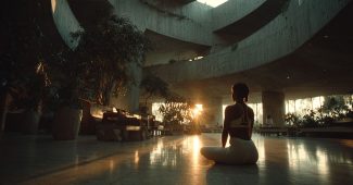 AI提示词_运动年轻女性在混凝土建筑内拉伸的低角度摄影_chatgpt会员值吗缩略图