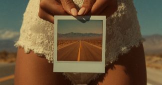 AI提示词_女人在沙漠公路上拿着宝丽来相片_chatgpt官网中文缩略图