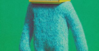 ChatGPT提示词_一个长着角和眼睛的怪物在客厅里背着一台旧电视奔跑，观察坐在沙发上的人们_chatgpt帐号购买缩略图