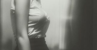 ChatGPT提示词_两位吸引力十足的女性在办公室亲吻_gpt会员充值缩略图