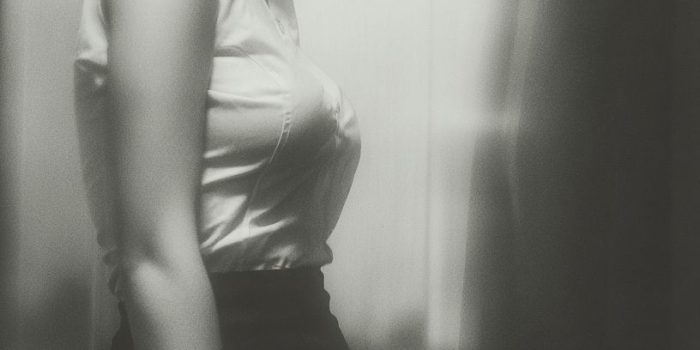 ChatGPT提示词_两位吸引力十足的女性在办公室亲吻_gpt会员充值缩略图