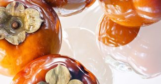 AI提示词_五个超现实的柿子漂浮在一起，呈现出魔法般的流动液体质感_chatgpt会员收费标准缩略图