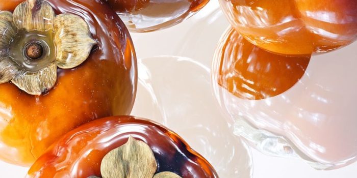 ChatGPT提示词_五个超现实的柿子漂浮在一起，呈现出魔法般的流动液体质感_chatgpt会员收费标准缩略图