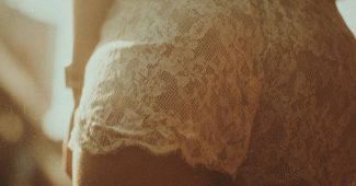 AI提示词_女人穿着优雅的蕾丝夏季裙子，35mm胶卷摄影_chatgpt会员多少钱一个月缩略图