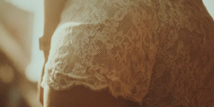 ChatGPT提示词_女人穿着优雅的蕾丝夏季裙子，35mm胶卷摄影_chatgpt会员多少钱一个月缩略图